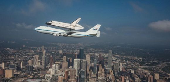 Endeavour Flying Over Houston [Photo]