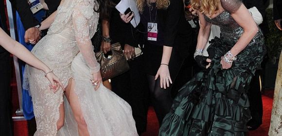 Golden Globes 2012: Madonna Steps on Jessica Biel's Dress