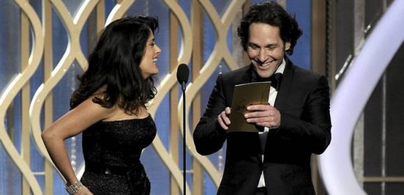 Golden Globes 2013: Salma Hayek, Paul Rudd Have Awkward Moment on Stage