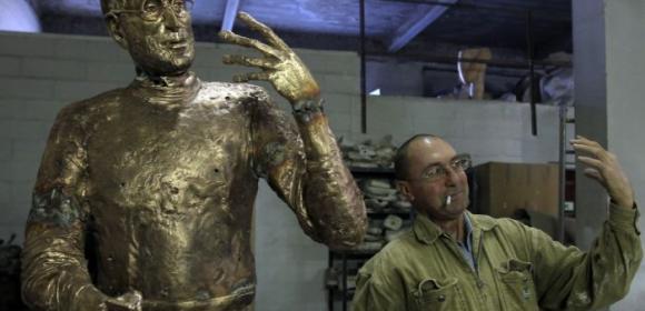 Hungarian Sculptor Casts Steve Jobs in Bronze