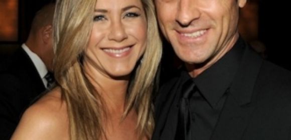 It's Official: Jennifer Aniston Now Engaged to Justin Theroux