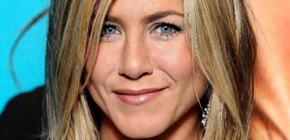 Jennifer Aniston’s Puffy Face: Pillow Face or Weight Gain?