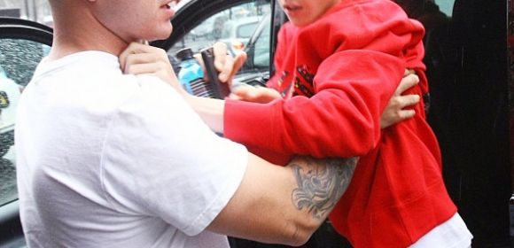 Justin Bieber Attacks Paparazzi, Is on the Verge of a Meltdown