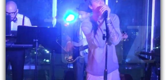 Justin Bieber Performs “I’ll Make Love to You,” Makes the Ladies Swoon - Video