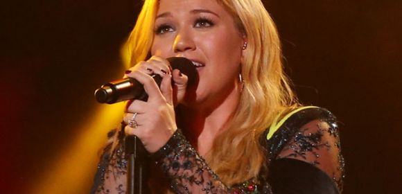 Kelly Clarkson Performs on American Idol, Geeks Out at Mariah Carey – Video
