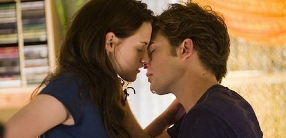 Kristen Stewart Affair Is Ridiculous, Robert Pattinson Says