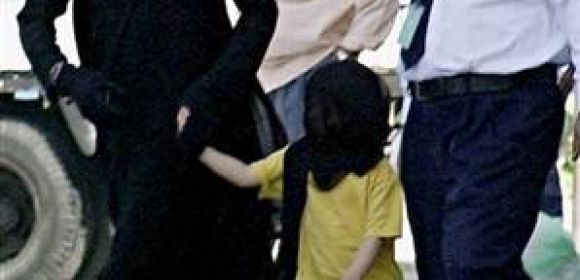 Michael Jackson Hands Kids over to Sister Janet