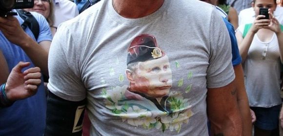 Mickey Rourke Wears Putin T-Shirts, Likes the Guy “a Lot” – Video