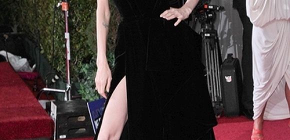 Oscars 2012: Angelina Jolie's Leg Pose Was Unplanned