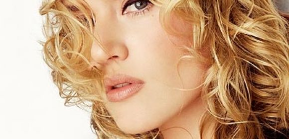 Peep Inside Kate Winslet’s Makeup Bag