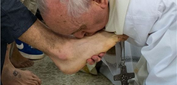 Pope Francis Washes Muslim Prisoner's Feet on Holy Thursday