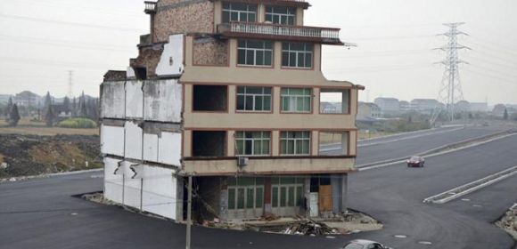 Road Built Around Elderly Couple's Home in China