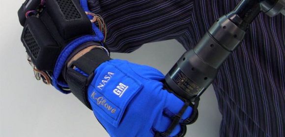 Robotic Glove Will Turn Astronauts into Cyborgs