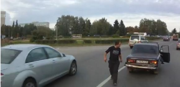 Russian “Punisher” Bus Driver Crashes into Cars That Cut Him Off – Video
