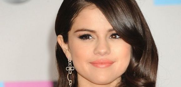 Selena Gomez Dates Justin Bieber in Secret Because She's Ashamed of Him