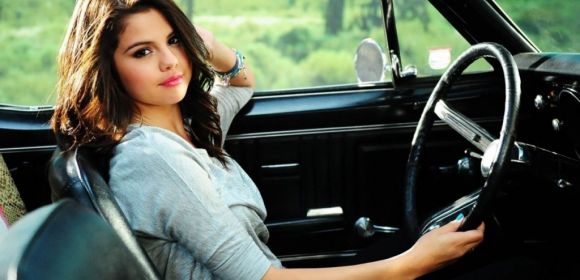 Selena Gomez Has a Car Accident in LA, Blames Paparazzi