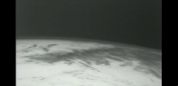 SpaceX Dragon Capsule Snaps Image of Earth
