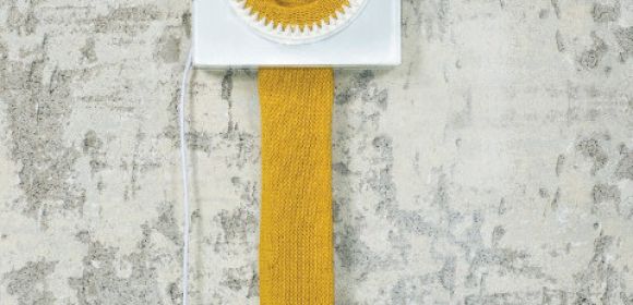 Spotlight: Clock Knits Scarfs While Counting Down the Hours