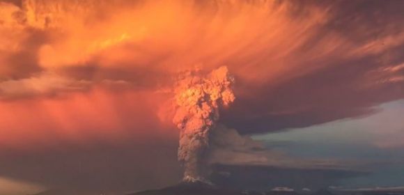 Stunning Time-Lapse Video Shows Chile's Calbuco Volcano Erupting