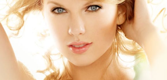 Taylor Swift CoverGirl Ad Pulled for Being Too Photoshopped