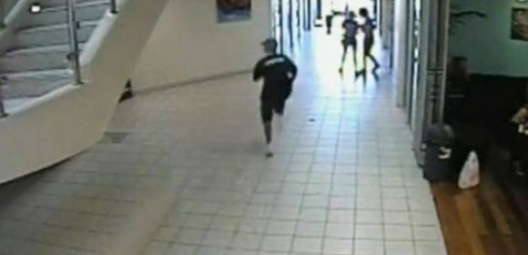 Thief Smashes Through Glass Door in Shopping Center – Video