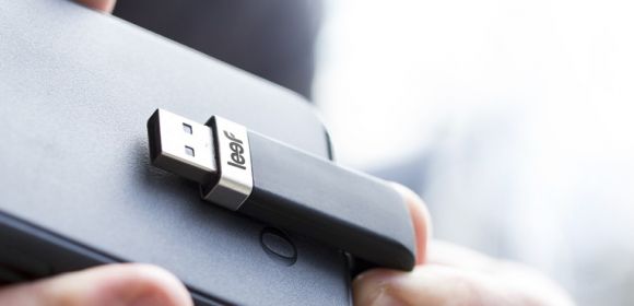 Unusual Flash Drive Bends Around the Back of Your Smartphone – Video