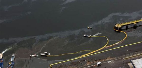 Watch: Oil Slick on Arthur Kill River, US