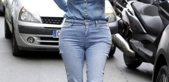 Doctors Issue Warning After Woman Is Hospitalized with Nerve Damage from Skinny Jeans