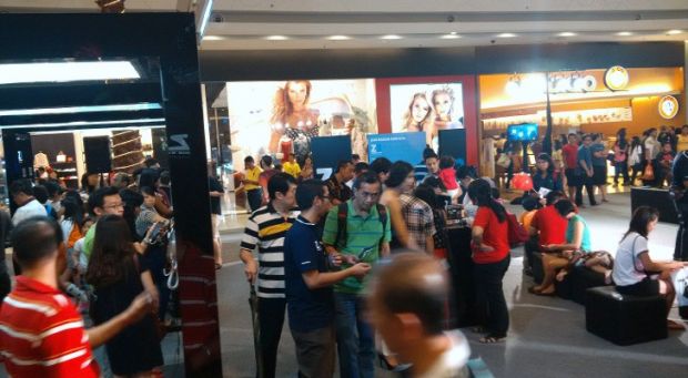 Crowds in Central Park Mall waiting to purchase the BlackBerry Z3
