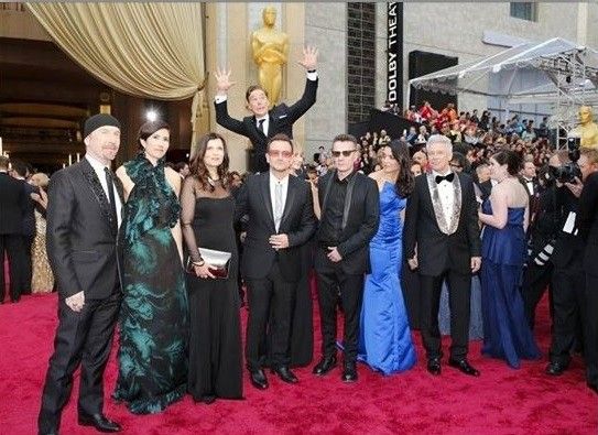 Benedict Cumberbatch photobombs U2 at the Oscars 2014