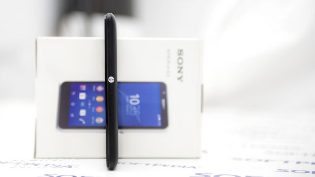 Sony Xperia E4 (right side)