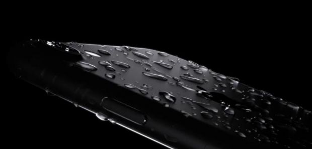 Screenshot video showing the water-resistant iPhone 7