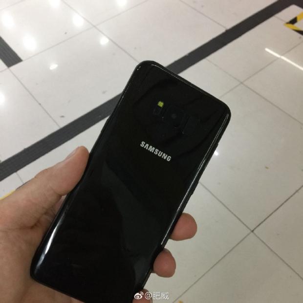 Galaxy S8 in glossy black