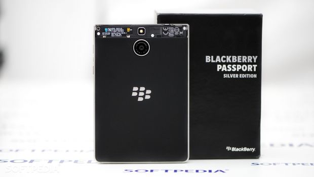 BlackBerry Passport Silver Edition - back with top cover removed