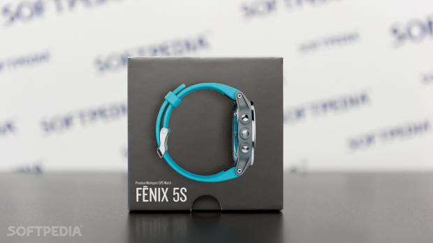 Garmin fenix 5S box featuring the classic watch look of the device