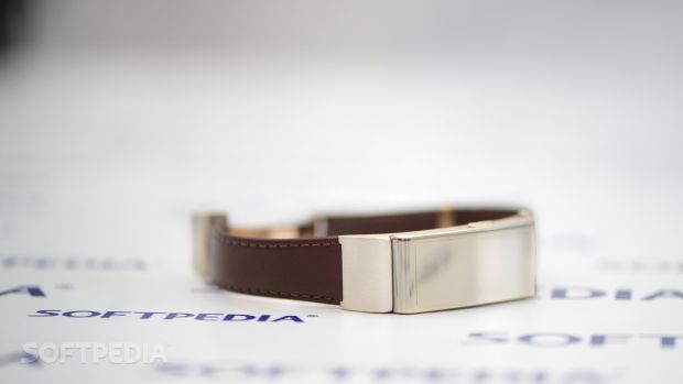 Huawei TalkBand B2 in gold with a leather strap