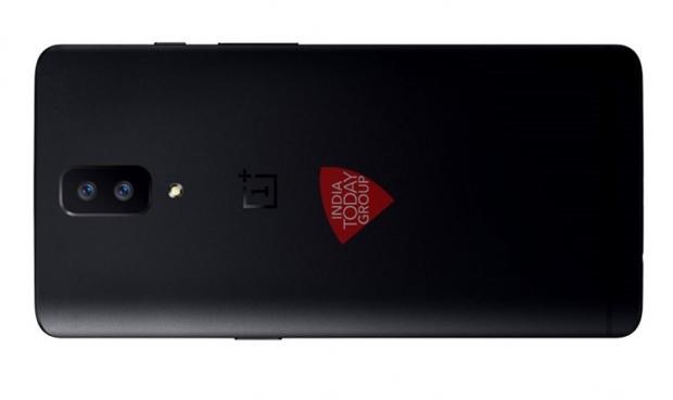 Dual-camera setup on the back of OnePlus 5