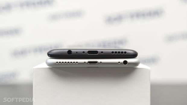 OnePlus 5 vs. iPhone 7 Plus speakers and charging port