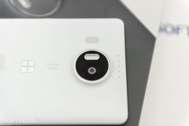 Microsoft uses a 20MP camera with Carl Zeiss optics