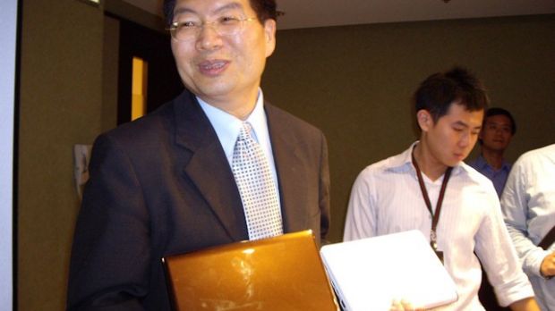 ASUS' Jerry Shen holding the Eee PC S101 (left) and the Eee PC 901 (right)