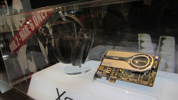 ASUS presents the Xonar Xense audio headset at CeBIT 2010