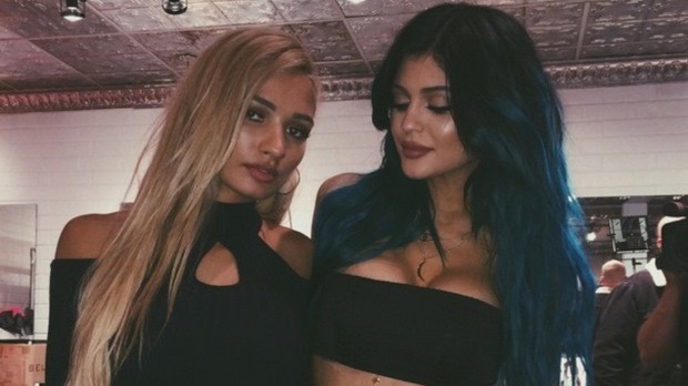 The photo that “confirms” that Kylie Jenner got breast implants