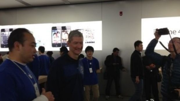 Tim Cook visiting Apple store in China