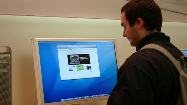 Guy testing a Mac in an Apple retail store