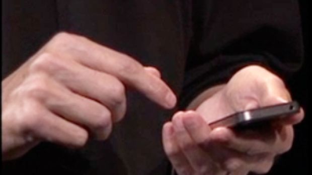 Steve Jobs holding iPhone 4 in what would be the "wrong" way to do it