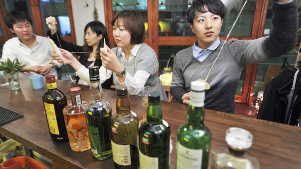Bar in Japan offers customers a chance to spin cotton to relax