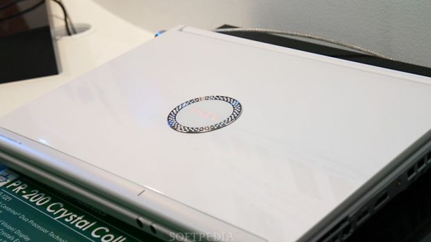 The Swarovski ring on the top lid is surrounding the MSI logo