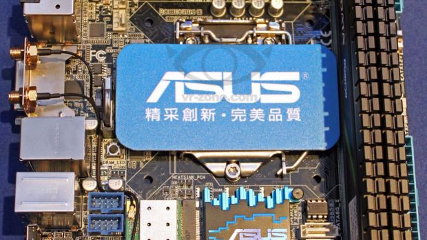 Asus P8Z77-I Deluxe mini-ITX motherboard with Intel's Z77 PCH