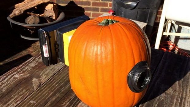 Polaroid pumpkin camera is a cool project