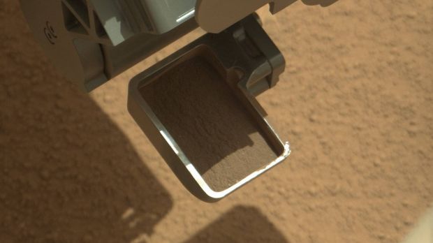 Curiosity's scoop filled with Martian sand